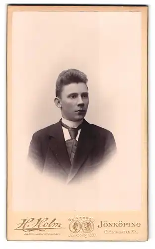 Fotografie H. Holm, Jönköping, Ö Storgatan 53, Portrait junger Herr im Anzug mit Krawatte