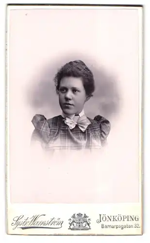 Fotografie Systr. Warnström, Jönköping, Barnarpsgatan 32, Portrait junge Dame im karierten Kleid