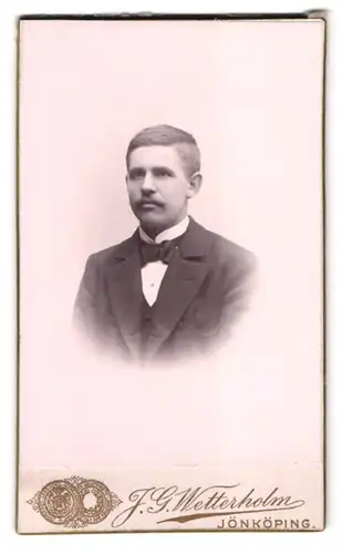 Fotografie J. G. Wetterholm, Jönköping, Portrait junger Herr im Anzug mit Fliege