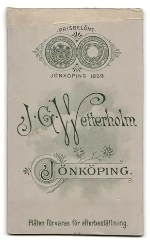 Fotografie J. G. Wetterholm, Jönköping, Portrait junger Herr im Anzug mit Fliege