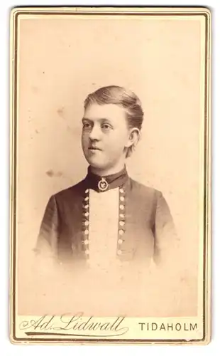 Fotografie Ad. Lidwall, Tidaholm, Portrait junge Dame im modischen Kleid