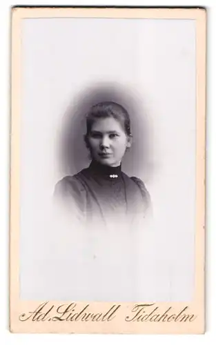 Fotografie Ad. Lidwall, Tidaholm, Portrait junge Dame mit zurückgebundenem Haar