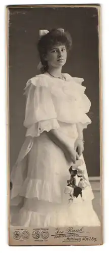 Fotografie Jos. Raab, Braunschweig, Bohlweg 40 a, Portrait junge Dame im weissen Kleid mit Rosen