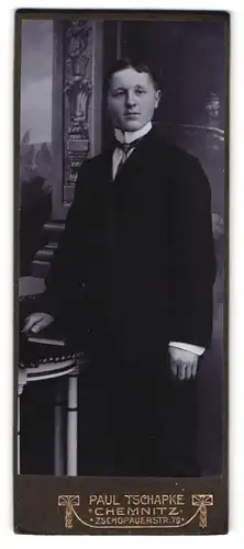 Fotografie Paul Tschapke, Chemnitz, Zschopauerstrasse 79, Portrait junger Herr im Anzug mit Krawatte