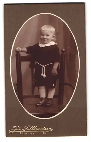 Fotografie Ida Gullbrantson, Lund, Stortorget 4, Portrait kleiner Junge in hübscher Kleidung