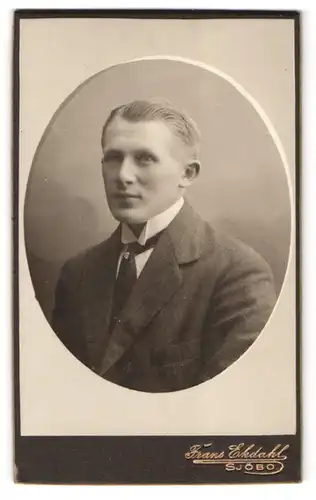 Fotografie Frans Ekdahl, Sjöbo, Rikstel 5, Brustportrait junger Herr im Anzug mit Krawatte