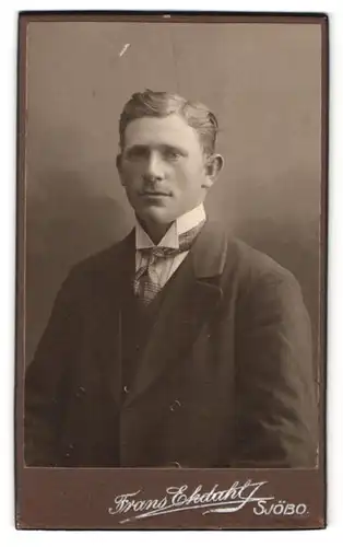 Fotografie Frans Ekdahl, Sjöbo, Portrait junger Herr im Anzug mit Krawatte