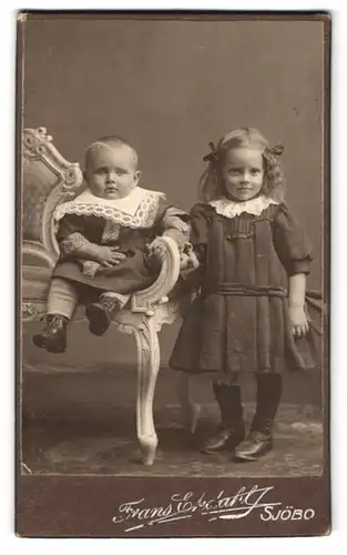 Fotografie Frans Ekdahl, Sjöbo, Portrait kleines Mädchen im Kleid und Kleinkind