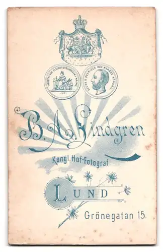Fotografie B. A. Lindgren, Lund, Grönegatan 15, Portrait süsses Kleinkind im Wollkleid