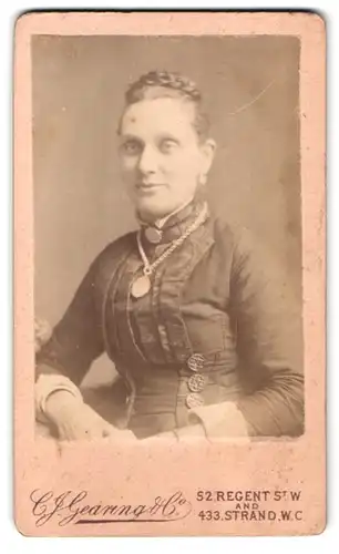 Fotografie C. J. Gearing & Co., London, 433, Strand, Portrait bürgerliche Dame mit Kragenbrosche und Amulett