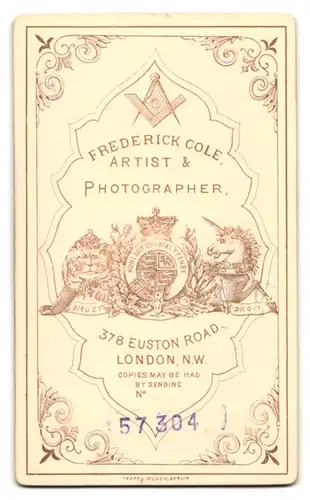 Fotografie F. Cole, London-NW, 378, Euston Road, Portrait junge Dame in zeitgenössischer Kleidung