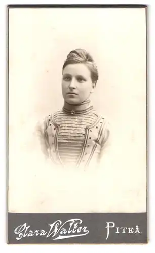 Fotografie Clara Walter, Pitea, Portrait junge Dame in modischer Kleidung