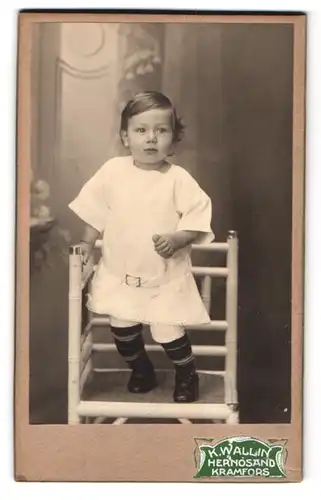Fotografie K. Wallin, Hernösand, Norra Kyrkogatan 136, Portrait süsses Kleinkind im weissen Hemd