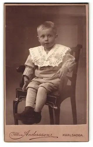 Fotografie Albin Andersson, Karlskoga, Portrait kleiner Junge in hübscher Kleidung