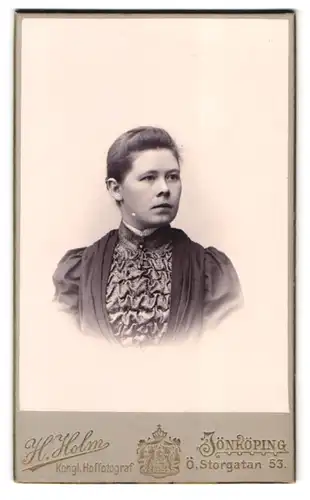 Fotografie H. Holm, Jönköping, Ö Storgatan 53, Portrait junge Dame im festlichen Kleid