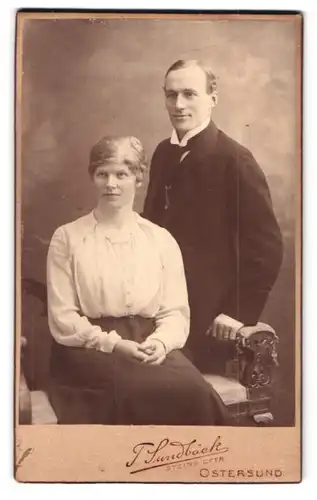 Fotografie T. Sundbäck, Östersund, Portrait junges Paar in modischer Kleidung
