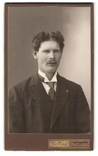 Fotografie Bolling, Hvetlanda, Portrait stattlicher Herr im Anzug mit Krawatte