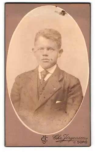 Fotografie chr. Jorgensen, Soro, Brustportrait junger Herr im Anzug mit Krawatte