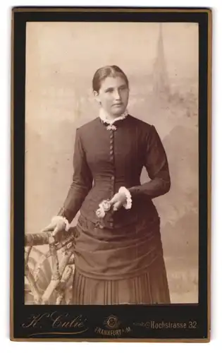 Fotografie K. Culieé, Frankfurt a. M., Hochstrasse 32, Portrait junge Dame in hübscher Kleidung