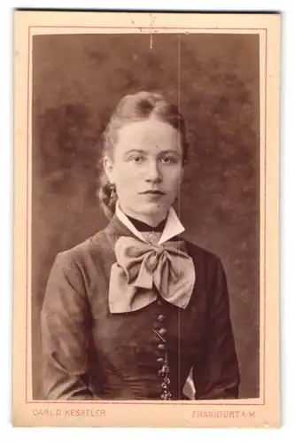 Fotografie Carl G. Kesseler, Frankfurt am Main, Eschersheimer Landstrasse 5, Portrait junge Dame im Kleid mit Halsband