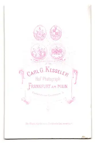 Fotografie Carl G. Kesseler, Frankfurt am Main, Eschersheimer Landstrasse 5, Portrait junge Dame im Kleid mit Halsband