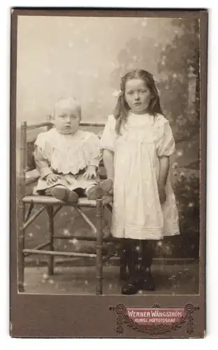 Fotografie Werner Wangström, Örnsköldsvik, Portrait kleines Mädchen im weissen Kleid und Kleinkind