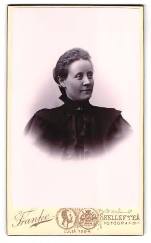 Fotografie C. Franke, Skelleftea, Portrait junge Dame im eleganten Kleid