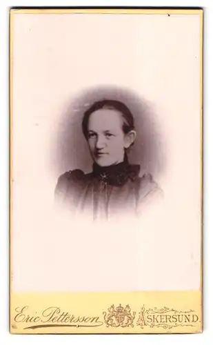 Fotografie Eric Pettersson, Askersund, Portrait junge Dame mit zurückgebundenem Haar