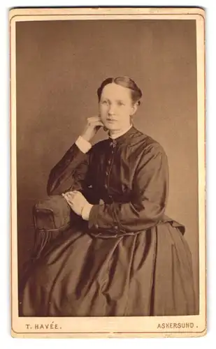 Fotografie T. Havée, Askersund, Portrait junge Dame in zeitgenössischer Kleidung