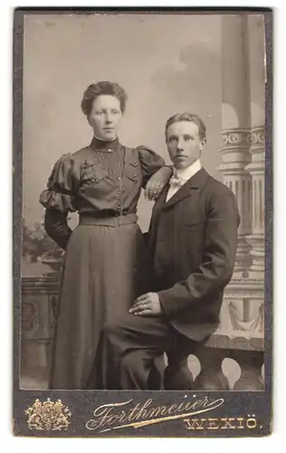 Fotografie Hanna Forthmeiier, Wexiö, Portrait junges Paar in eleganter Kleidung