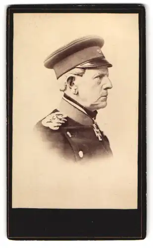 Fotografie Fotograf und Ort unbekannt, Portrait Generalfeldmarschall Helmut von Moltke in Uniform mit Eisernes Kreuz