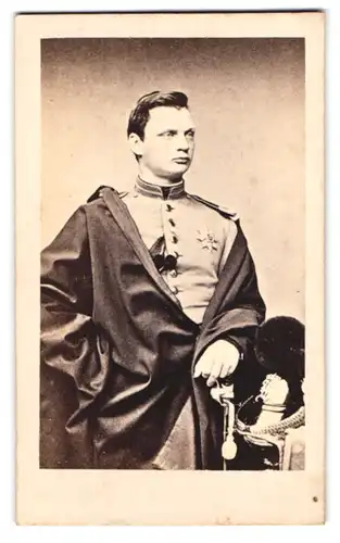 Fotografie Fotograf und Ort unbekannt, Portrait Prinz Ludwig von Bayern in Uniform mit Orden