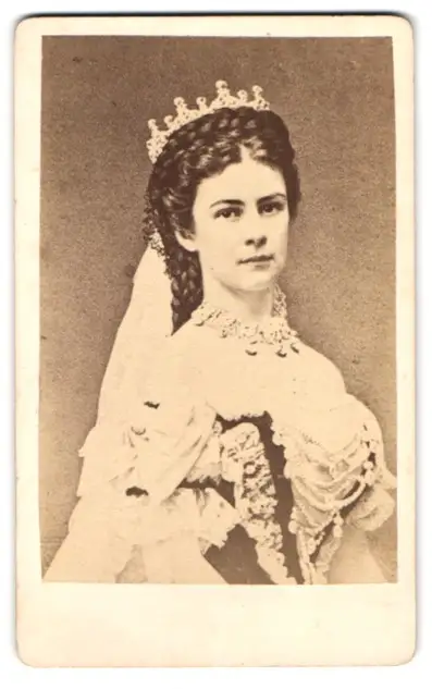Fotografie Fotograf und Ort unbekannt, Portrait Kaiserin Elisabeth von Österreich Sisi - Sissi im Kleid mit Krone 0