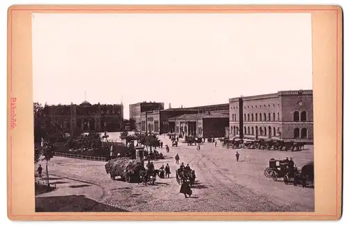 Fotografie unbekannter Fotograf, Ansicht Königsberg, Blick auf die Bahnhöfe mit Litfasssäule