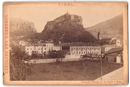 Fotografie Jos. Gugler, Bozen, Ansicht Gardasee, Blick auf den Ort mit Burg