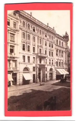 Fotografie unbekannter Fotograf, Ansicht Wien, Aziendahof am Graben 31 mit Geschäften