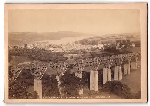 Fotografie unbekannter Fotograf, Ansicht Falmouth, Eisenbahnbrücke mit Blick nach Falmouth Harbour