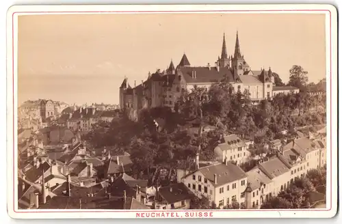 Fotografie A. Monbaron, Neuchatel, Ansicht Neuchatel, Blick über die Stadt auf das Schloss