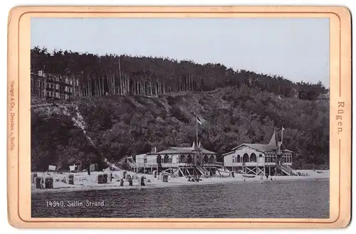 Fotografie Stengle & Co., Dresden, Ansicht Sellin, Strandpartie mit Badehäusern, Strandkorb