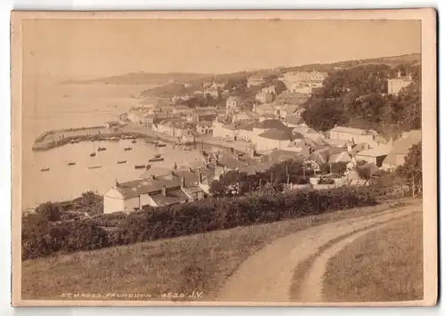 Fotografie unbekannter Fotograf, Ansicht St. Mawes, Blick auf den Ort mit Hafen