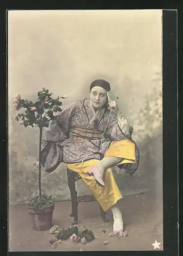 AK Japanerin im Kimono an einem Rosenbaum