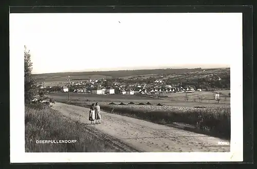 AK Oberpullendorf, Zwei Spaziergängerinnen auf Feldweg vor dem Ort