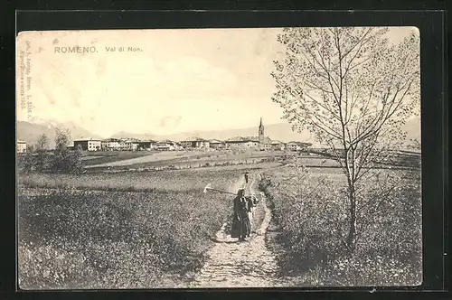 AK Romeno, Panoramablick vom Feld mit Bäuerin auf den Ort