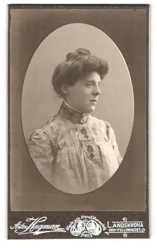 Fotografie Anton Hagman, Landskrona, Portrait Frau im verzierten Kleid mit Hochsteckfrisur