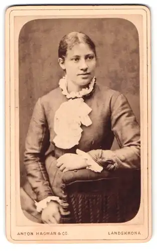 Fotografie Anton Hagman & Co., Landskrona, Portrait junge Dame im Biedermeierkleid mit Rüschenkragen