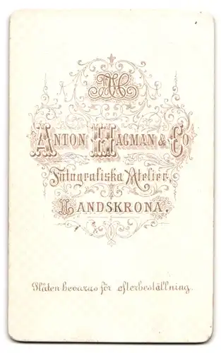 Fotografie Anton Hagman & Co., Landskrona, Portrait junge Dame im Biedermeierkleid mit Rüschenkragen