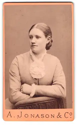 Fotografie A. Jonason & Co., Göteborg, Södra Hamngatan 29, Portrait jugen Frau im Kleid mit Rüschenkragen und Dutt