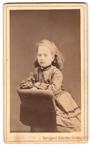 Fotografie Bernhard Hakelier, Örebro, Köpmangatan 21, Portrait Mädchen im Kleid mit Haarreif und Kreuzkette