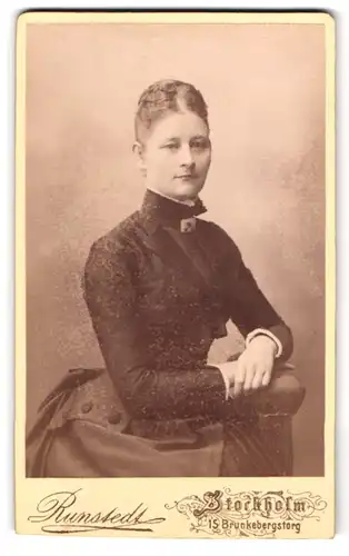 Fotografie Runstedt, Stockholm, Brunkebergstorg 15, Portrait junge Frau im Biedermeierkleid mit Brosche
