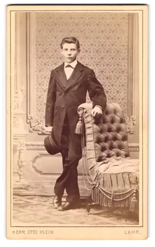 Fotografie Herm. Otto Klein, Lahr, Kaiserstr. 69, Portrait junger Knabe im Anzug mit Melone